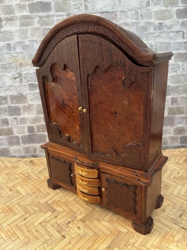 Dolls house scale - 1/12,